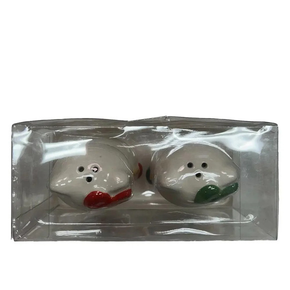 2024 Sanrio Hello Kitty Christmas Hand Painted Ceramic Salt & Pepper Shaker Set - Picture 4 of 4